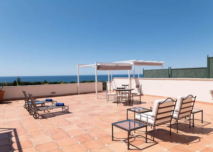 Apartamentos Guadalpin Suites